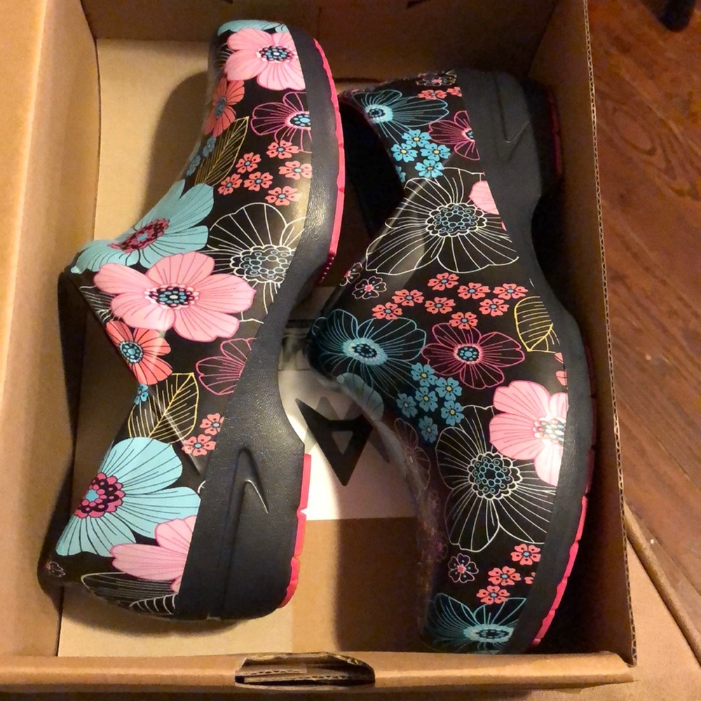 Nursing clogs